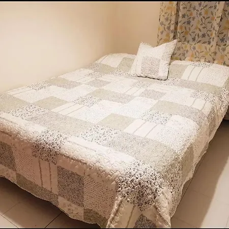 Private With Shared Bathroom בית הארחה